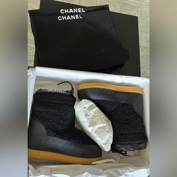 Chanel Black Winter Boots for Women - Picture 6 of 9